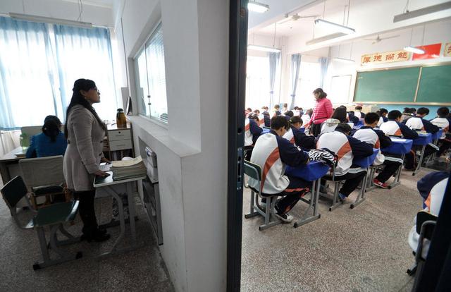 河北邯郸中学教师随班办公 随时查看学生动态