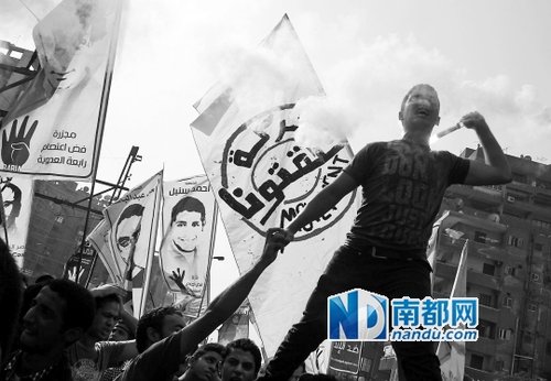 <p> 11日,埃及穆斯林兄弟会(穆兄会)及前总统穆尔西支持者在开罗东部的纳斯尔城区进行抗议活动。</p>