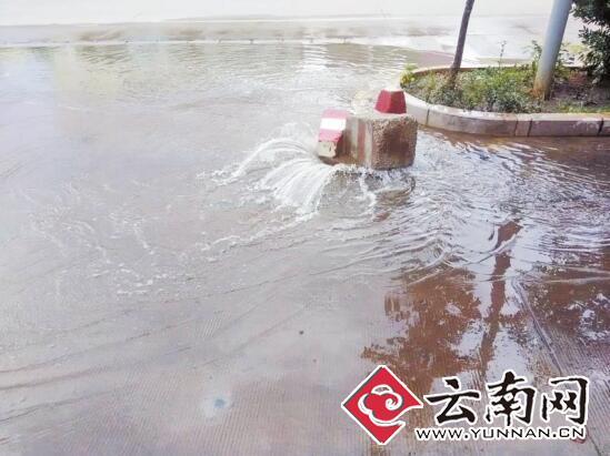昆明逢夜雨多地积水深 限高1.8的隧道淹成河