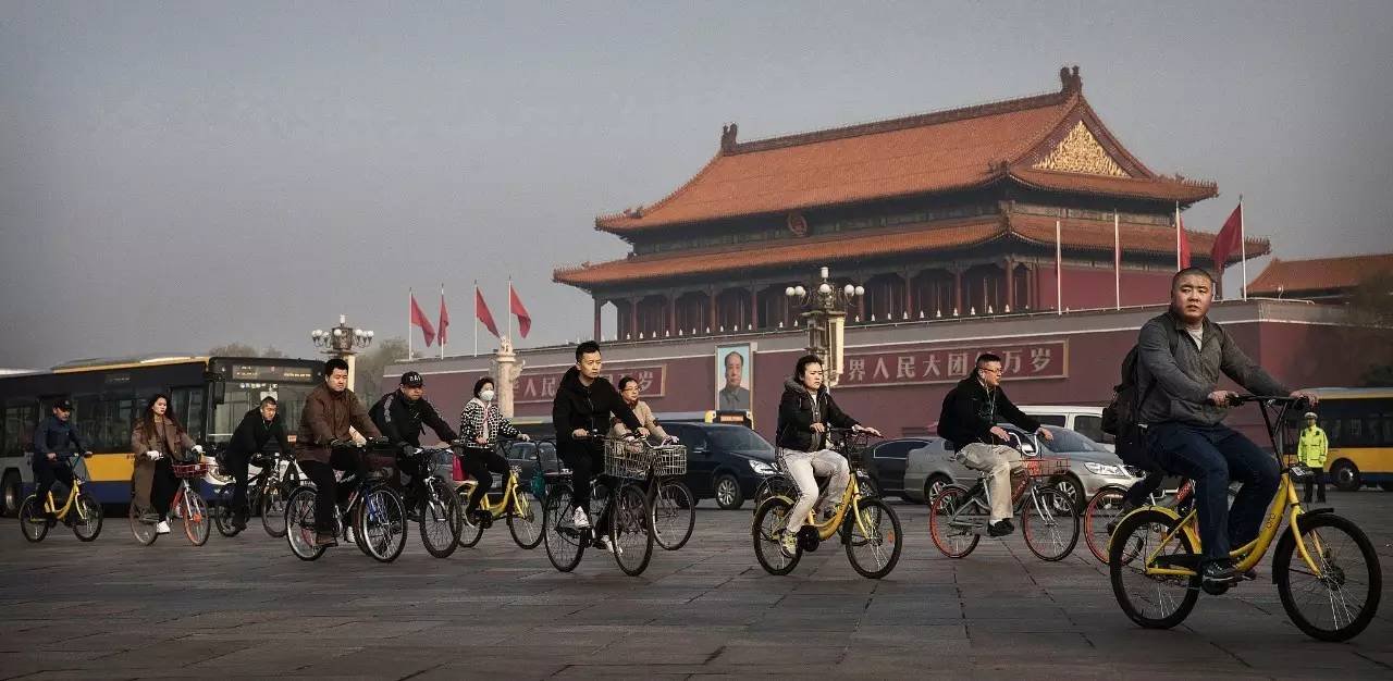 2017年3月29日,北京,中国的上班族们正使用共享单车骑过天安门广场。摄影:Kevin Frayer 2017年3月29日,北京,中国的上班族们正使用共享单车骑过天安门广场。摄影:Kevin Frayer