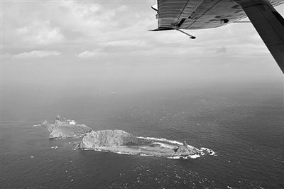 从中国海监B-3837飞机上拍摄的钓鱼岛及其附属岛屿画面。