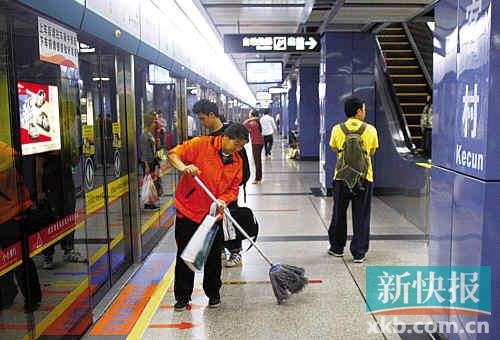 广州地铁八号线车厢冒烟起火 乘客逃生拥挤受伤