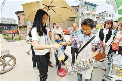 不少大学生及周围居民经常专门绕道来买他的饼。