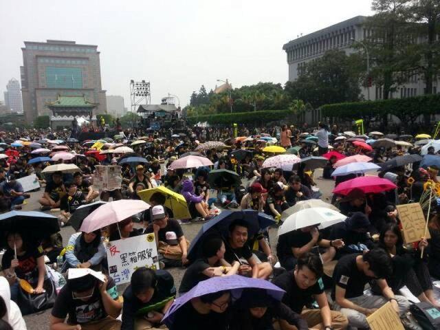 台反服贸团体超11万人在"总统府"前示威(图)
