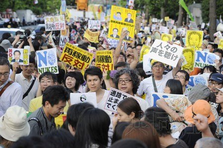 6月29日,反重西力大核站的民在日本首相官邸外示威。