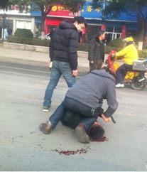 长沙街头疑现4声枪响 一男子满身是血倒地(图)