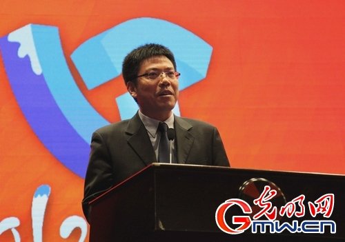 光明网总裁陆先高代表网络媒体宣读《哈尔滨宣言》。光明网 杨晶 摄