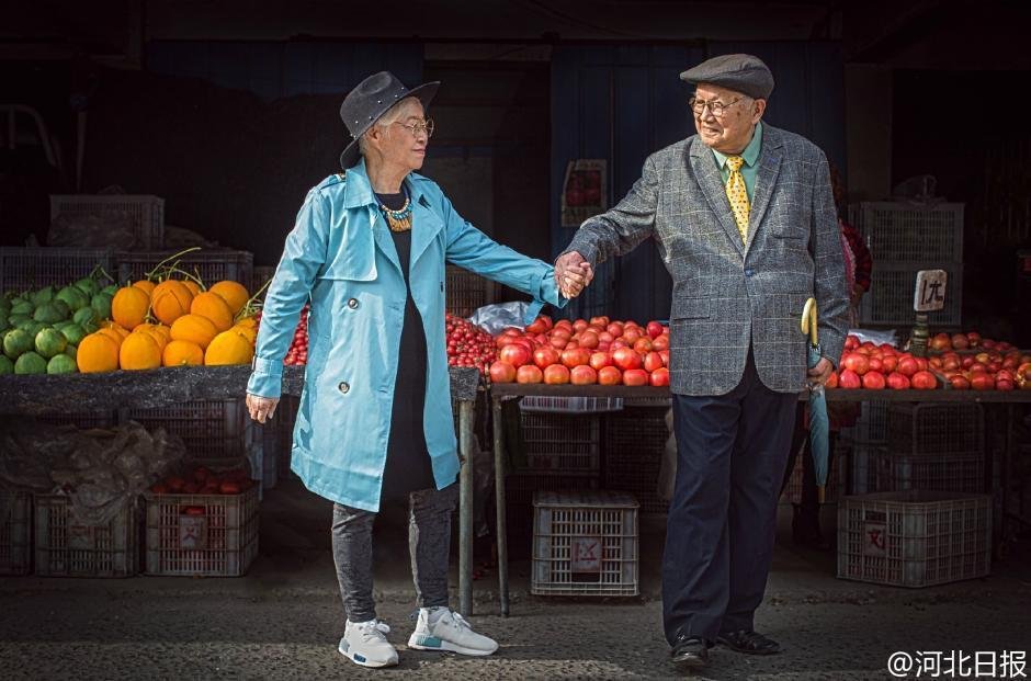 河北九旬老夫妻拍时尚大片 庆祝结婚64年(高清图)