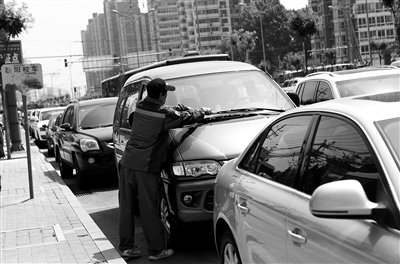 北京路边黑停车位调查:成本几百元日收费千元