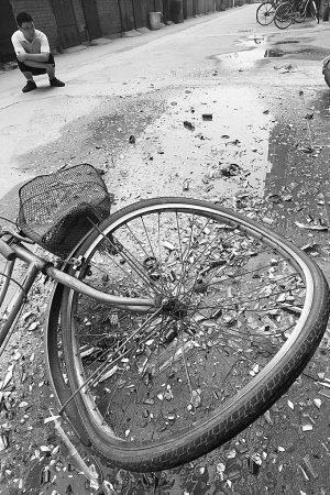 被砸坏的自行车