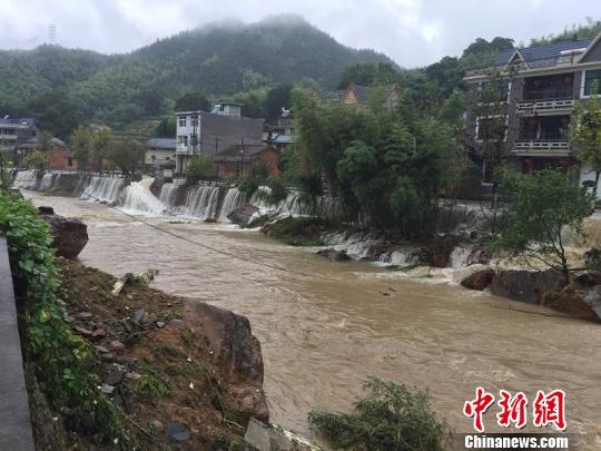 直击浙江遂昌山体滑坡现场：山体坍塌 满目疮痍 何蒋勇 摄