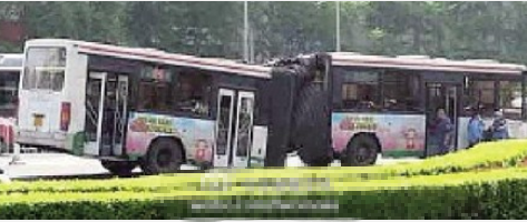 北京一公交车转弯时车身连接处忽然断裂(图)