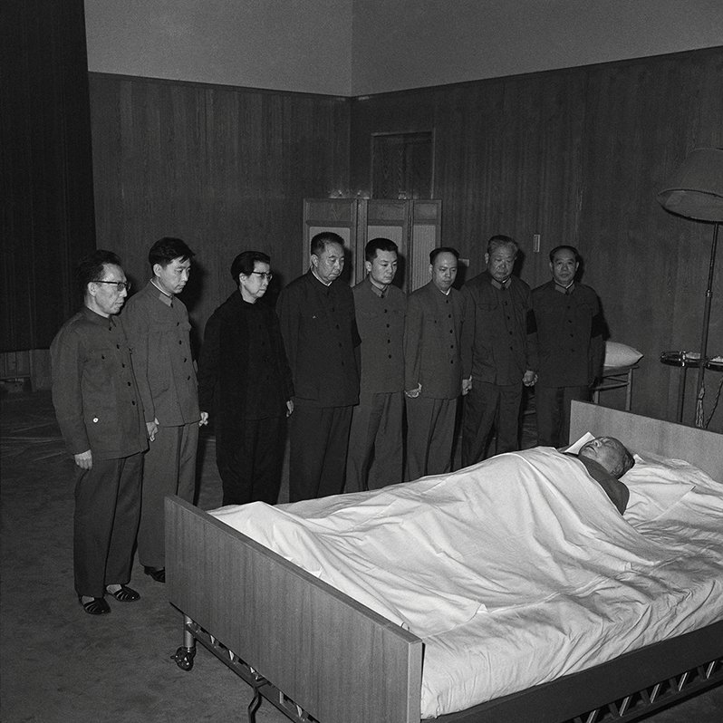 1976年9月，毛泽东与世长辞，享年83岁。左起：张春桥、王洪文、江青、华国锋、毛远新、姚文元、陈锡联、汪东兴，八个人手牵手肃立。