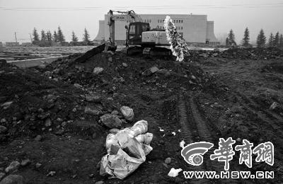 村民因补偿协议未达成阻拦施工被渣土车轧死