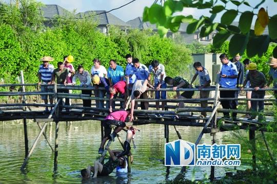 岁女生却发生悲剧:妈妈在骑车送她上学途中不幸跌落河中,两人双双溺亡