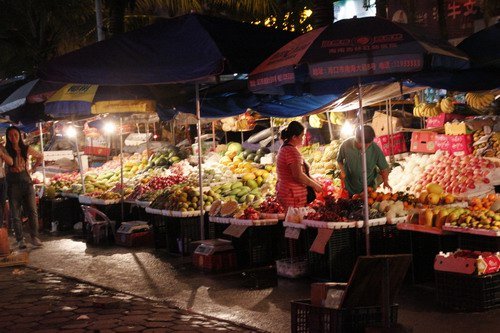 水果摊的老板见放了几天的橘子都没卖完,就赶