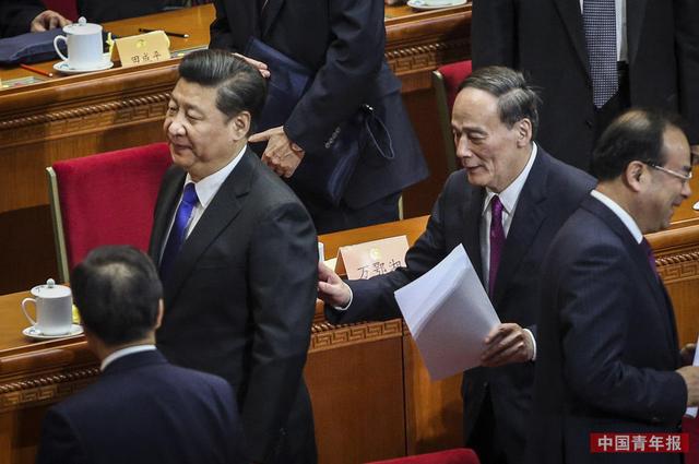 政协开幕：王岐山起身追上习近平 一同交谈离开
