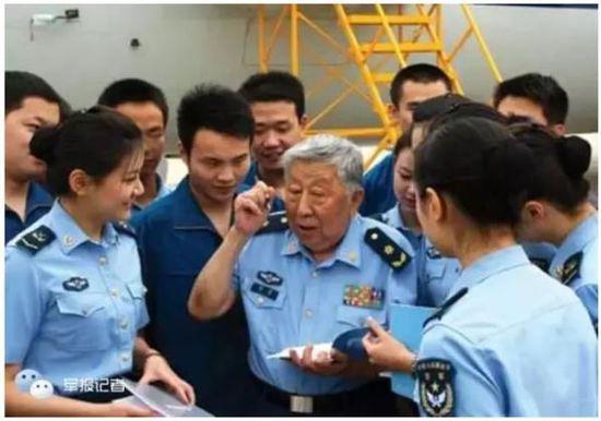 我是一名党的文艺工作者,修身立德,一直走在路上。在去年召开的文艺工作座谈会上发言时,我说过:“现在,我心里依然经常哼唱着‘追上去!追上去!不让敌人喘气’那些歌。我们也有风花雪月,但那风是‘铁马秋风’、花是‘战地黄花’、雪是‘楼船夜雪’、月是‘边关冷月’。就是这种肝胆、这种魂魄,教会我跟着走、往前行。”