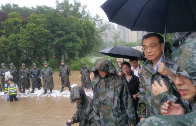 李克强冒雨赴武汉长江干堤管涌现场 指挥救灾(图)