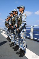 高清图：海军陆战队女兵登大舰赴南海训练