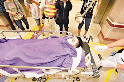 男子被送往医院。香港文汇报图