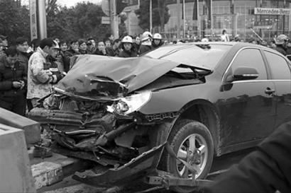 疯狂比亚迪撞2车致3人死亡 司机涉故意杀人被拘