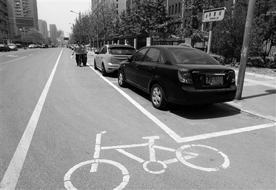 北京多处路边停车场违规收费 日收费至少千元