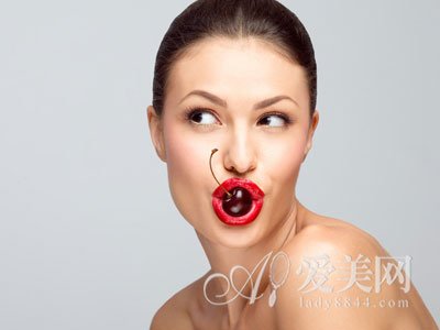 它们寄生在牙齿之间和舌头上,在分解食物残渣和唾液的同时,产生难闻的