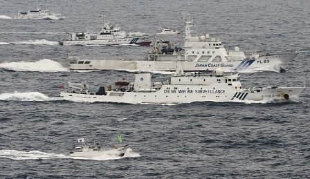 外电照片显示中国海监船和日本海上保安厅船只在海上并行