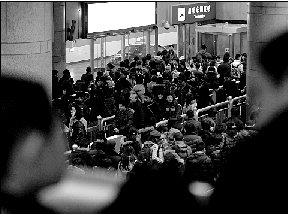 春运过半铁路客流破亿 高峰日21万人乘火车返京