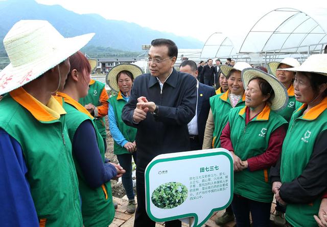 李克强考察震后重建的芦山二中：要建最坚固校舍