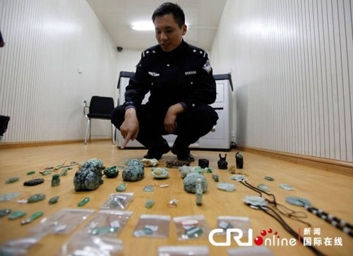 少年十分钟盗价值300万玉石 作案非常冷静(图)
