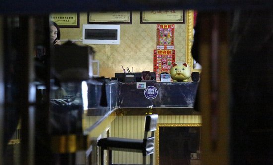 11月16日,湖南省娄底市娄星区长青中街卓尔珠宝店发生抢劫杀人事故现场。