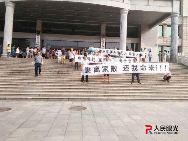 湖南耒阳政府大楼门前现大规模群众上访