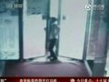 视频：杭州瘦小男子挤门缝实施偷窃