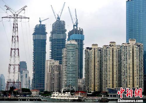 媒体六问楼市：什么原因推高房价 限购限贷有效吗