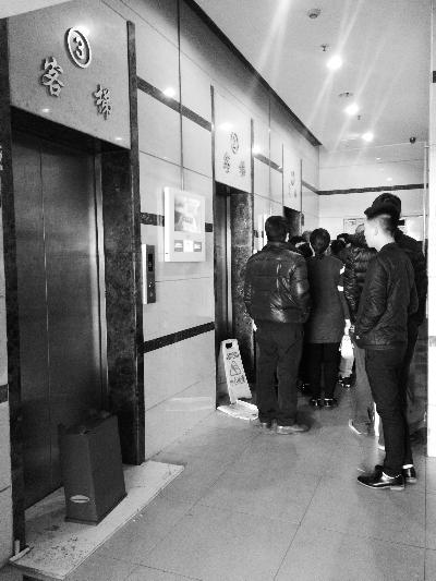 北京一小区电梯故障下坠3楼困6人 1孕妇受惊送医