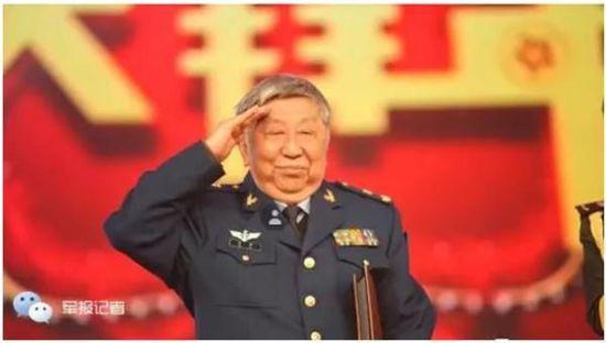 阎肃为创作《红岩》曾体验脚镣7天,常劝孙辈读书勿做低头族