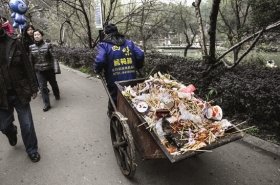 湖南烈士公园垃圾成堆 被曝交营业额35%可摆摊 