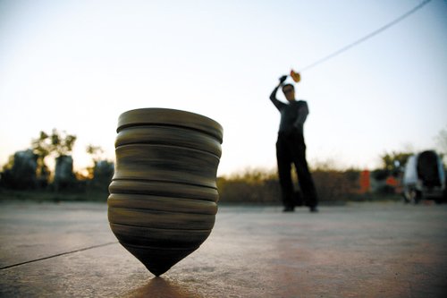 那时候都是自己制作木陀螺