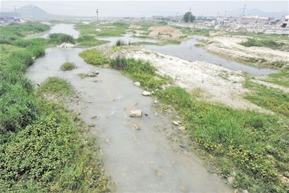 青岛景区大泽山流出牛奶河 污染严重村民买水喝