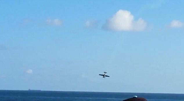 巴西航空展观众目睹飞行失事瞬间