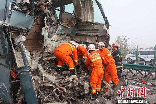 安徽发生多起高速公路追尾事故 已致5死18伤