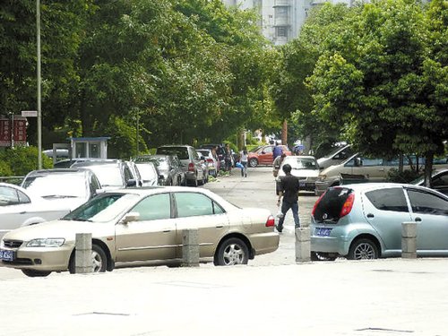 小区乱停车 挡住救护车