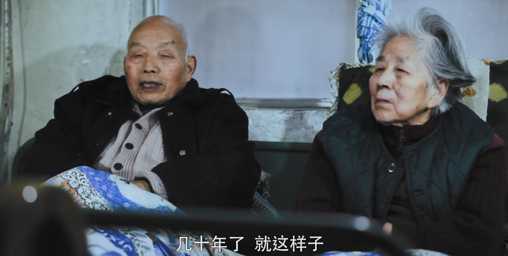 张武旗和老伴,《纺织城》剧照。 张武旗和老伴,《纺织城》剧照。