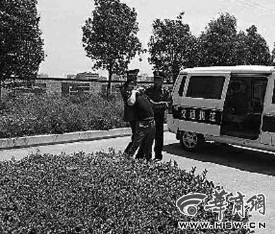 陕西男子遭交通执法者“锁喉” 涉事人员被停职