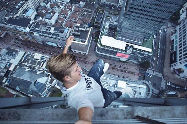 德国18岁少年徒手爬上420米上海金茂大厦(图