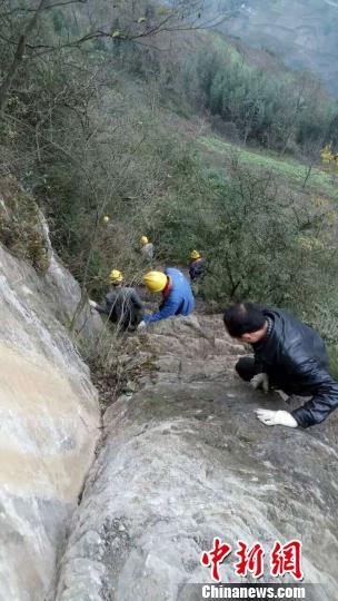 记者采访悬崖村:政府要用钢管重修“天梯”