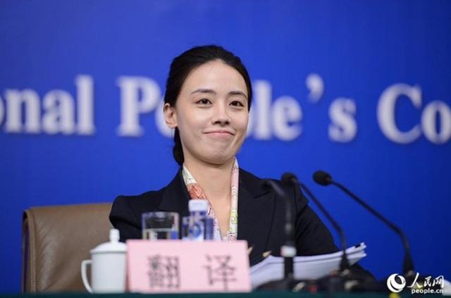 两会“女神级”翻译：曾随程虹出访 羞涩爱脸红