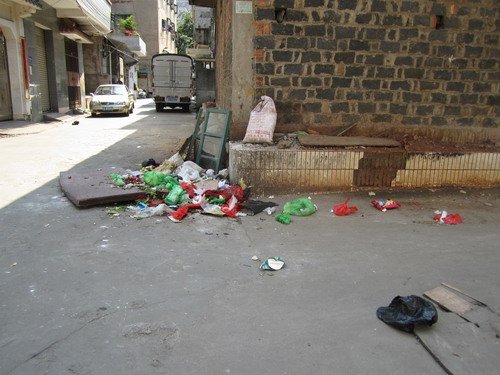 海口城中村垃圾遍地无人管 环境脏乱差清理难